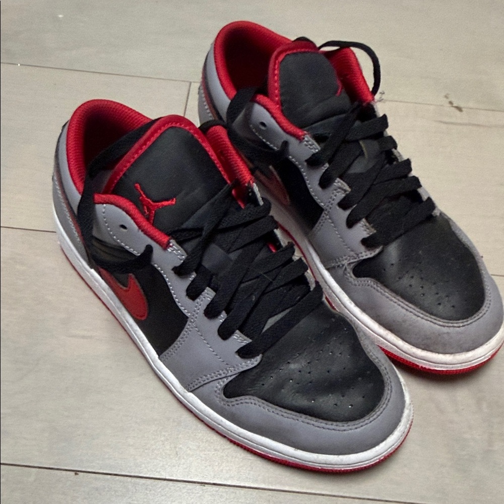 Nike Low-Top Sneakers in Black, Grey & Red